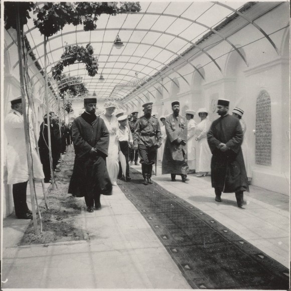 Николай II посещает крымско-караимскую кенассу (синагогу) в Евпатории в 1916 году