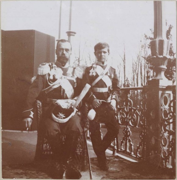 Отец и сын в форме Лейб-гвардии Казачьего Его Величества полка. Балкон Александровского дворца.