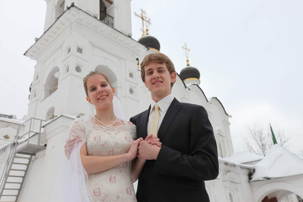 Быть женой православного. Православные пары. Православные муж и жена. Муж и жена в храме. Муж и жена в церкви.