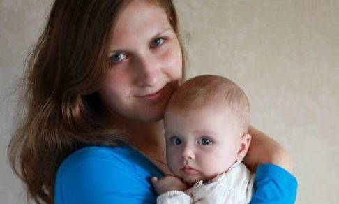 Молодая мама в городе с мигрантами