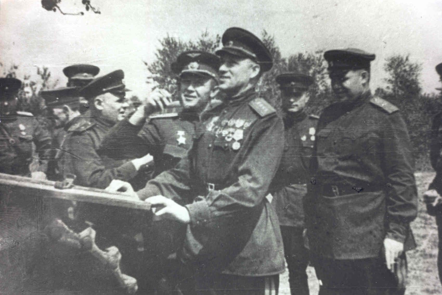 Командовал 5 й армией. Рокоссовский 1943. Рокоссовский к.к., - командующий центральным фронтом. Маршал Рокоссовский на фронте.