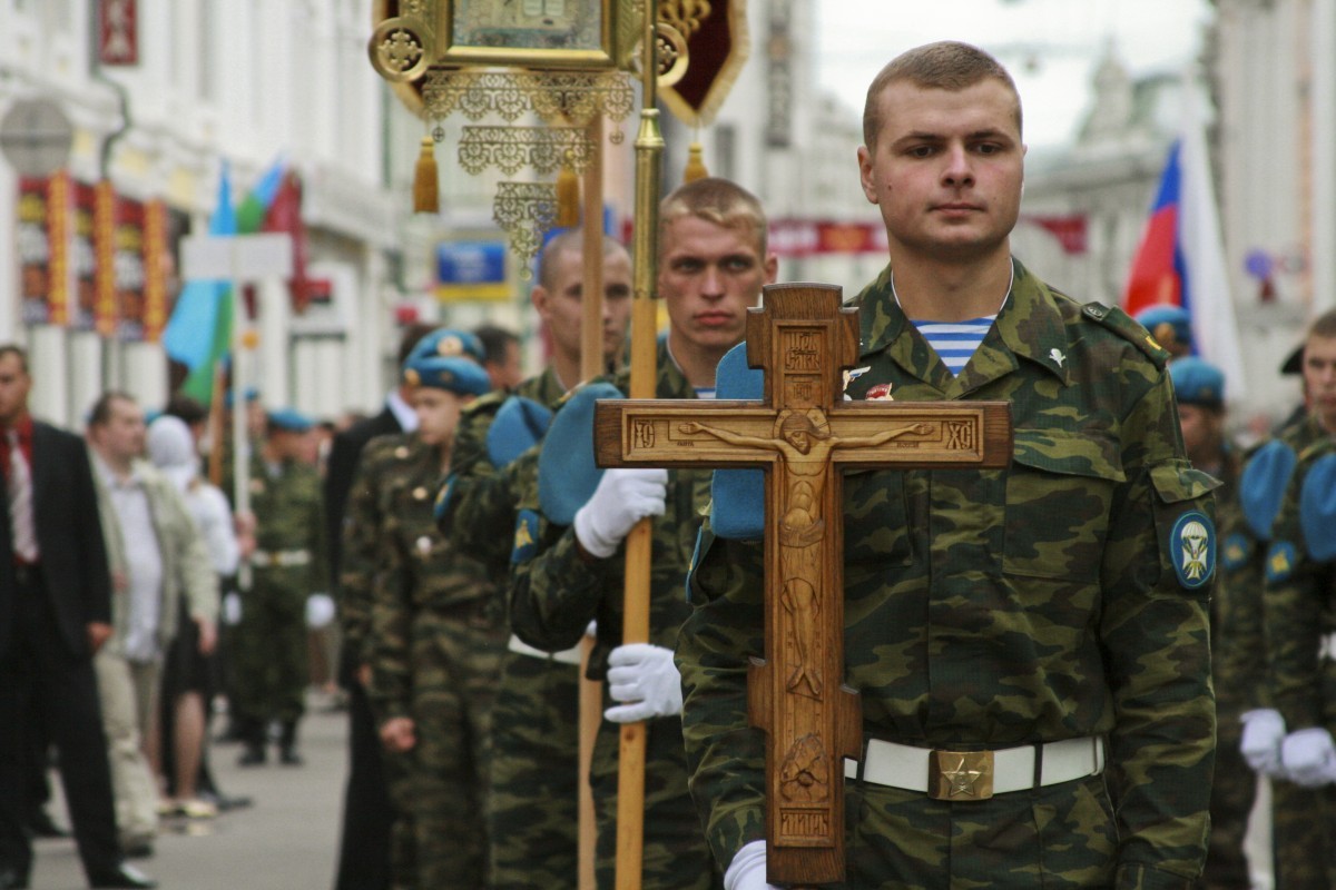 русский солдат в храме