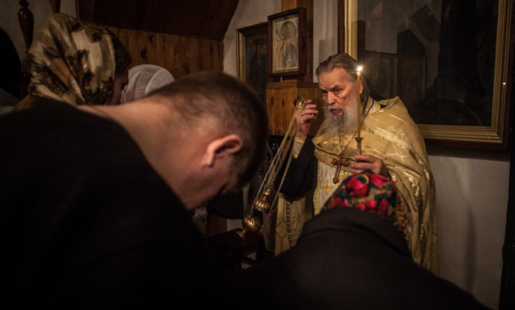 Отец Павел Адельгейм служит литургию в храме Святых жен-мироносиц.