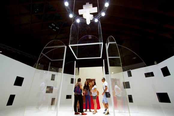 Выставка "И свет во тьме светит" в Римини