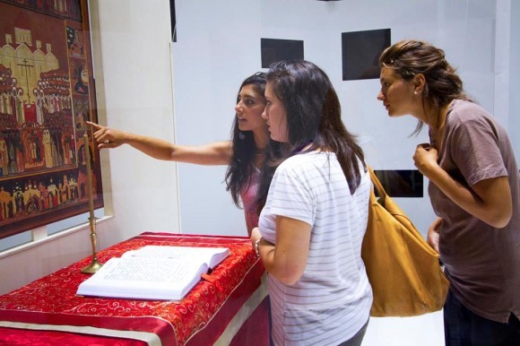 Выставка "И свет во тьме светит" в Римини