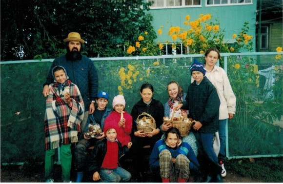 Любовь Соколова - слева в красной куртке, рядом - Сергей, её будущий муж