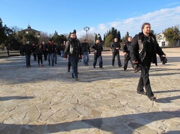 Байкеры идут за крестом