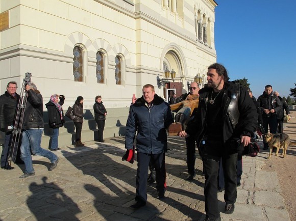 Байкеры забрали крест на крестный ход