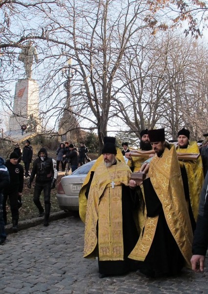 Крестный ход мимо памятника Ленину