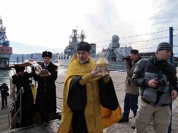 У причала крейсера «Москва»