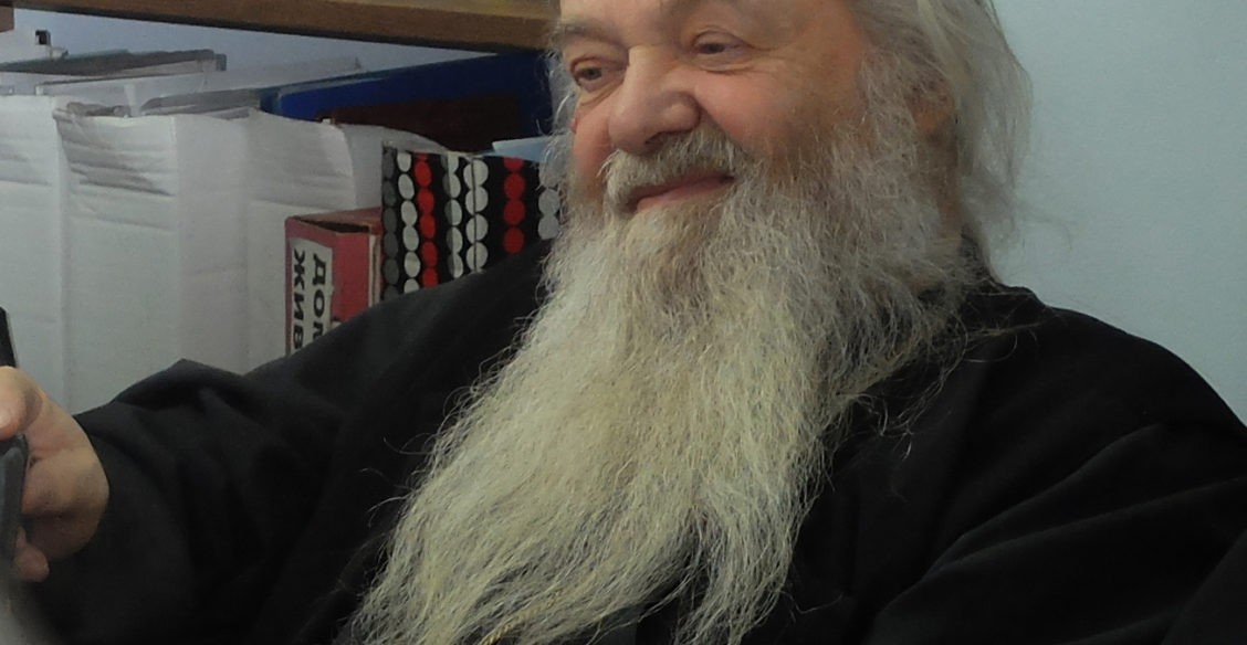 Золотые люди вокруг