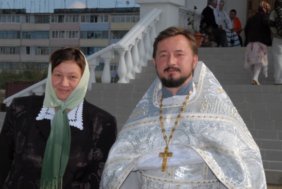 С мамой после освящения храма в пос. Айхал