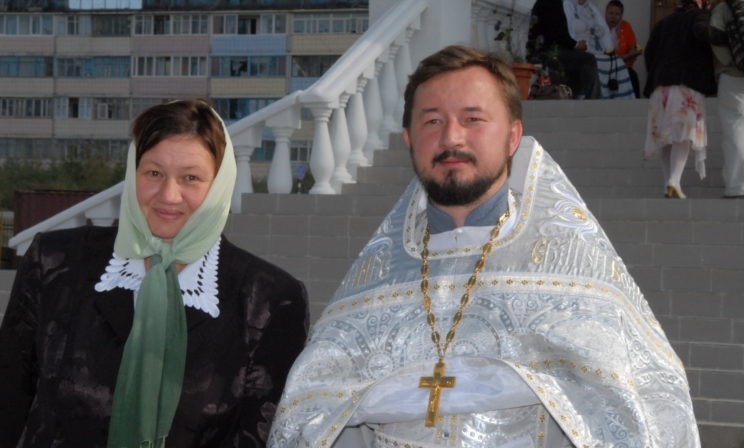 С мамой после освящения храма в пос. Айхал