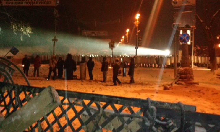 Ночь. Грушевского. Молитва. Нейтральная полоса