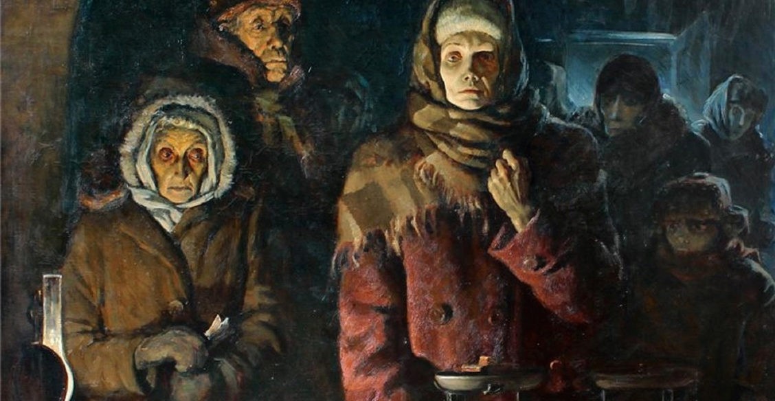 В ту зиму перестали помогать свалившимся от истощения