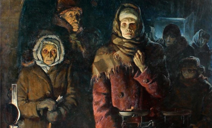 В ту зиму перестали помогать свалившимся от истощения