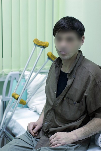 Юрий попросил скрыть свое лицо. Вспоминать о происшедшей с ним трагедии он не любит. Он еще не может ходить, но уже думает о том, как вернуть деньги тем, кто ему помог.