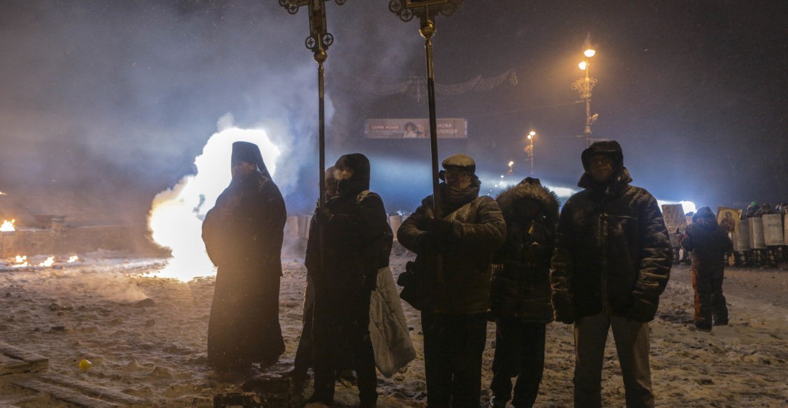 Возобновилось молитвенное стояние перед баррикадами в Киеве