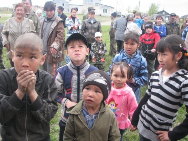 Дети Севера встречают гостей с вертолета