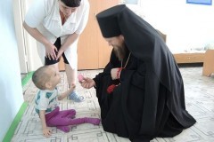 Как епископ Карасукский Филипп спасает сирот и крестит малышей с открытой формой туберкулеза