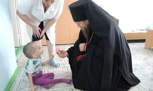 Как епископ Карасукский Филипп спасает сирот и крестит малышей с открытой формой туберкулеза