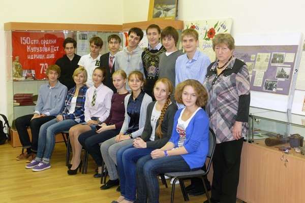 Группа Поиск в помещении музея «Поиск», справа руководитель Цаплина Татьяна Сергеевна