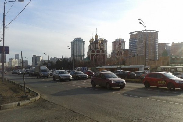 Тропарёвский храм (поток транспорта в обычный день)