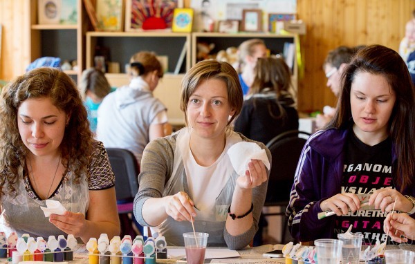 Оля, Ирина и координатор службы "Милосердие "Кристина