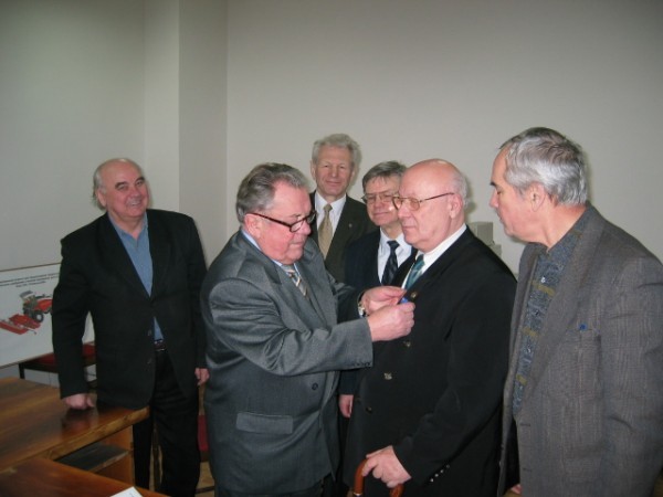 Награждение медалью «Преодоление». Фото: mainb.ru