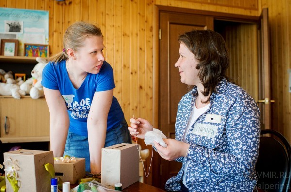 Анна Овсянникова, пресс-секретарь службы «Милосердие», и Марина