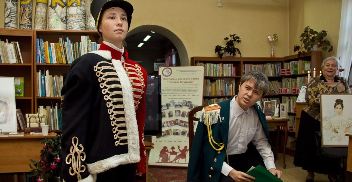 Как читать Пушкина. Учимся у великих, детей и... попугая (ВИДЕО)