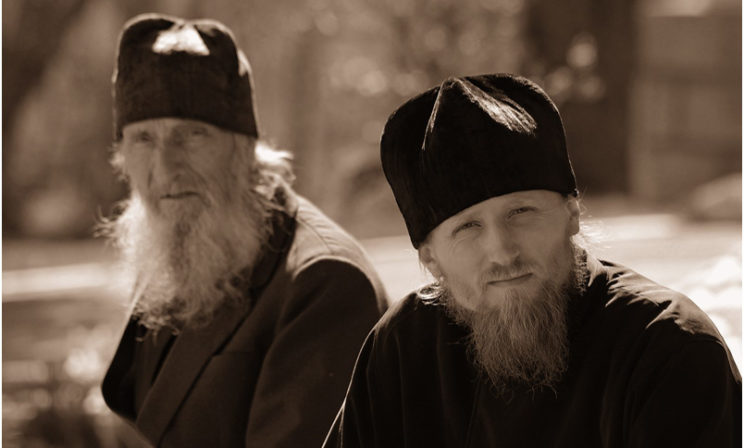 Монахи и епископы: Миссия - выжить вместе