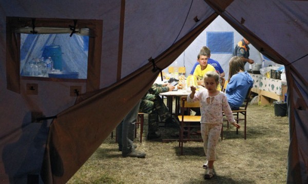 Беженцы из Луганска (Украина) на таможенном переходе и в пункте временного содержания. Фото: svpressa.ru