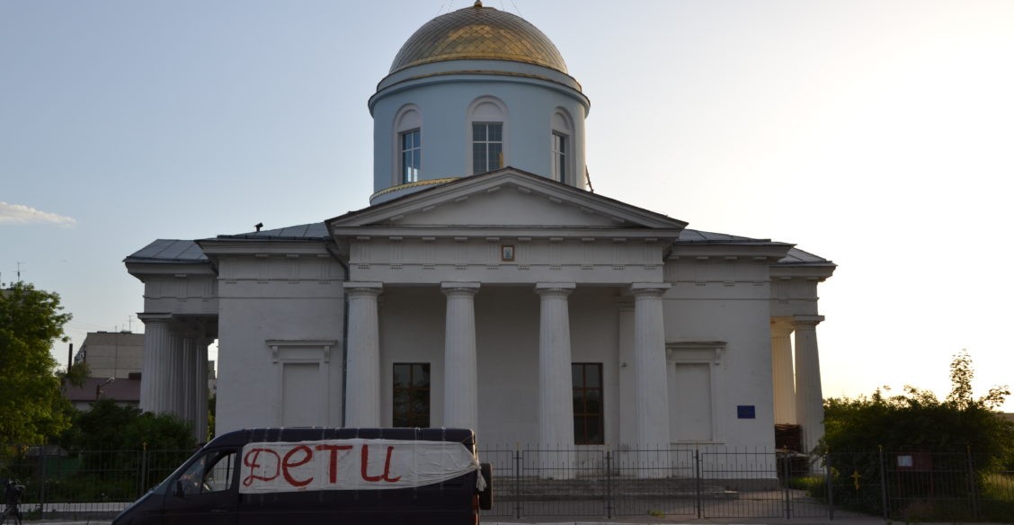 Как волонтеры вывозят детей из осажденного Славянска