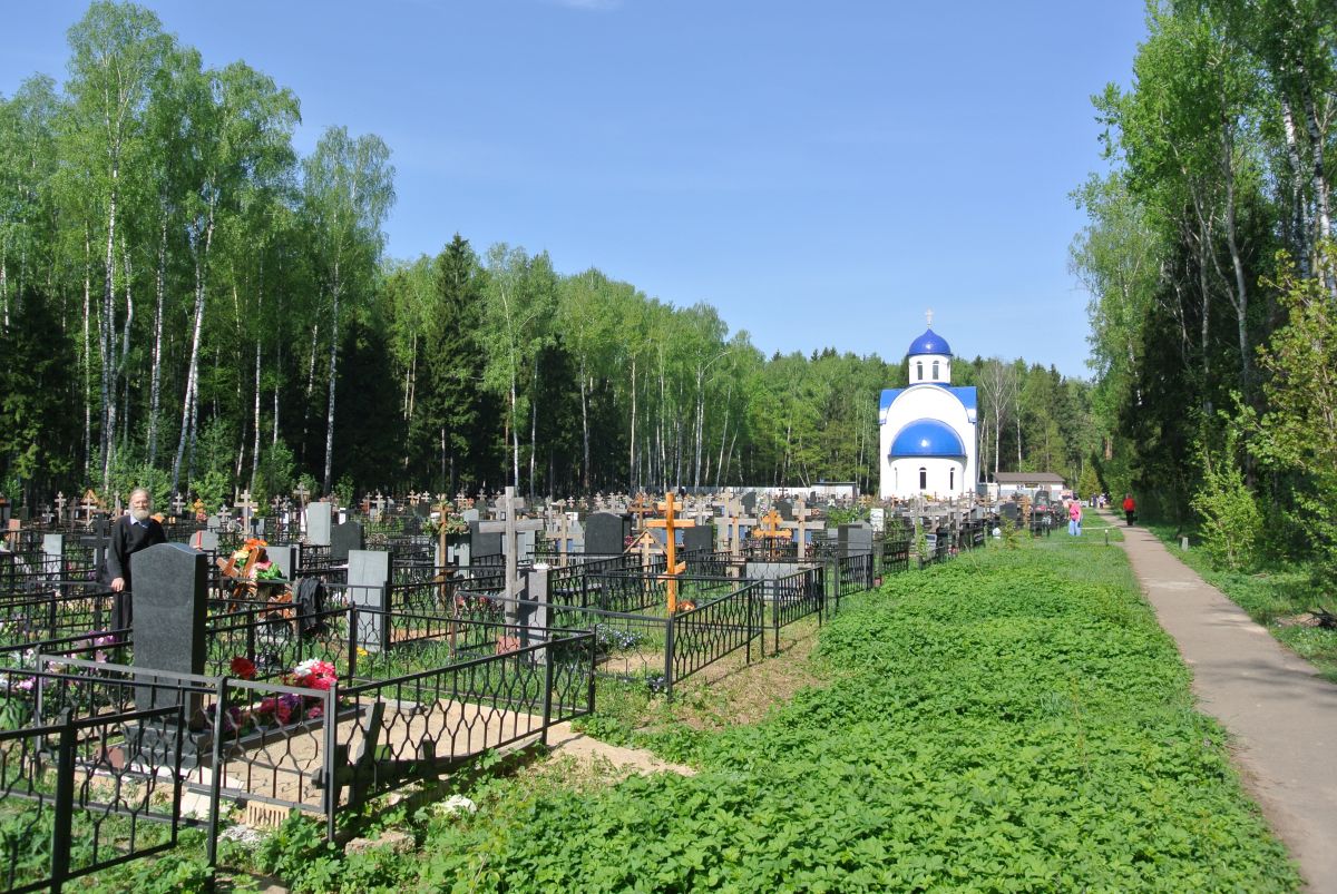 Дорога к кладбищу в Дорогобуже выглядит как после бомбежки