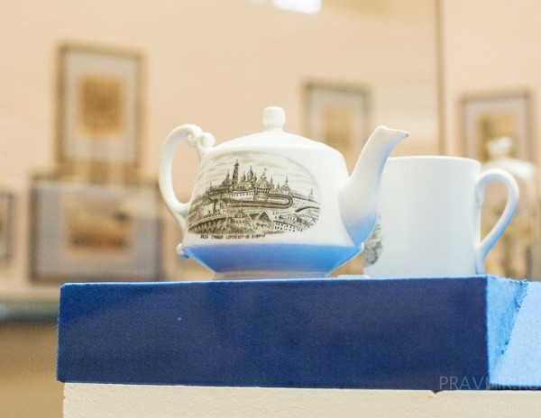 Чайник с видом Лавры. Кузнецовский форфор. XIX век.