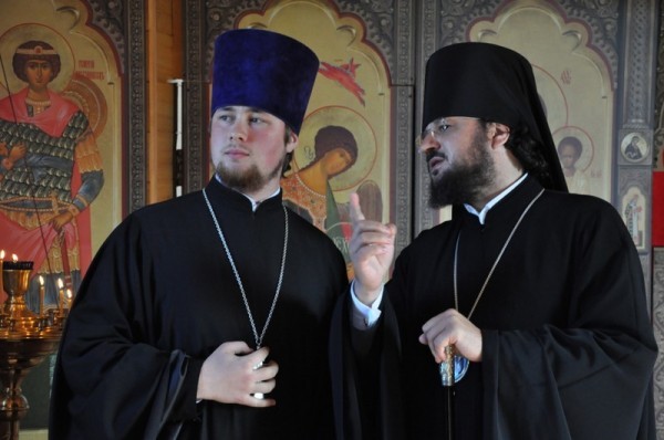 Настоятель храма иерей Александр Воронов и епископ Якутский и Ленский Роман