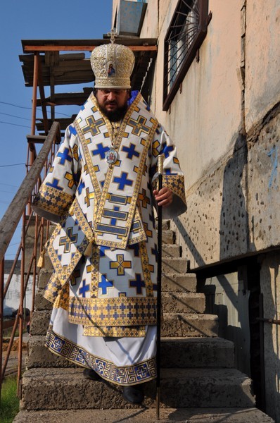 Епископ Роман выходит из временного храма в честь Иоанна Предтечи