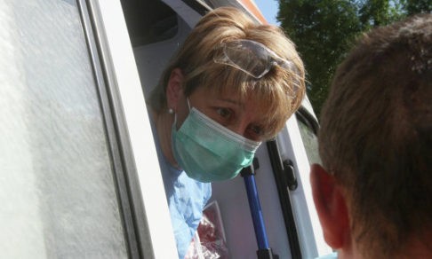 Доктор Лиза вывезла из Донецка девять больных детей