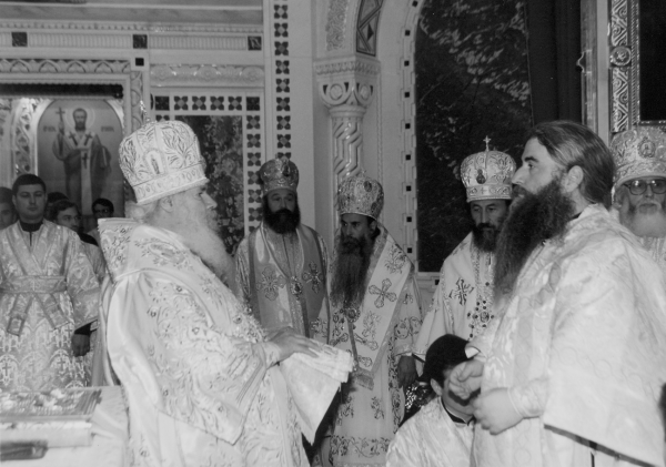 Облачение в саккос и омофор