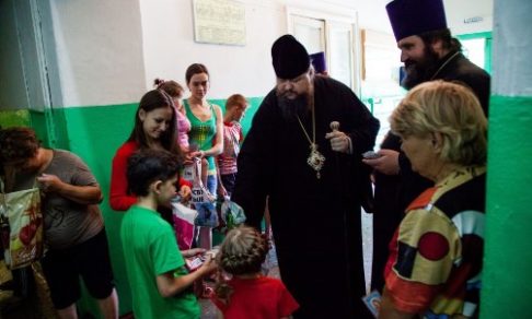 Церковь помогает беженцам: где, как, сколько, как принять участие и что будет дальше?