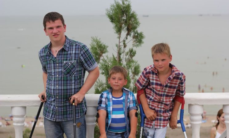 Невозможно не любить - усыновив одного ребенка-инвалида, мама взяла из детдома еще троих