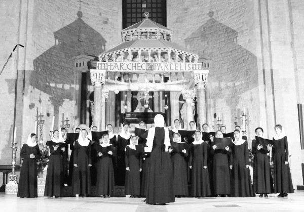 Выступление хора Регентской школы при МПДАиС в базилике святителя Николая в Бари