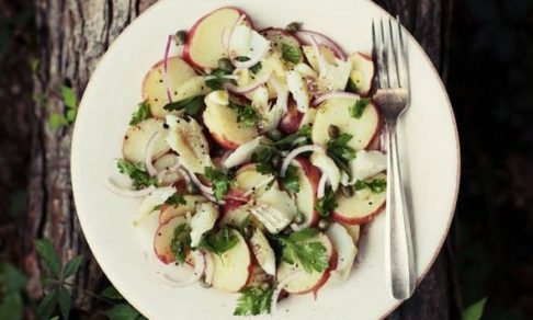 Теплый салат с треской и картошкой. Видеорецепт от Анны Людковской