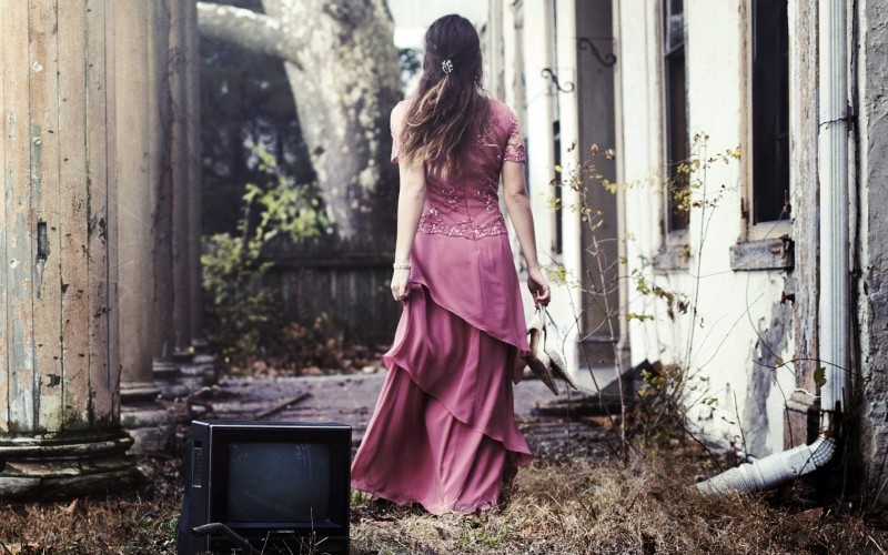 477364_devushka_dom_televizor_1680x1050_www.GdeFon.ru_-e1415260803753