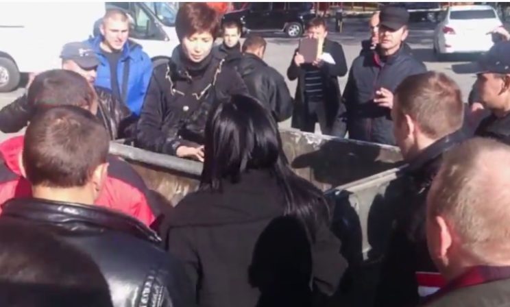 О некидании людей в мусорный бак