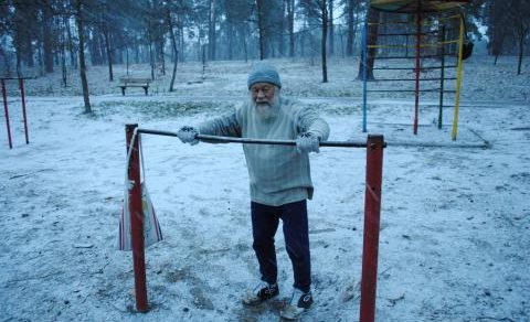 76-летний настоятель Ольгинского храма в Киеве на утренней зарядке в зимнем парке