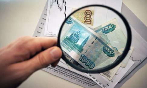 Рубль падает – к чему готовиться? Опрос экспертов   