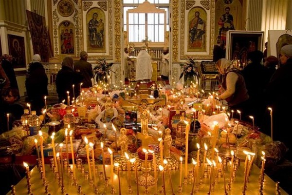 Панихдный стол. Именно сюда нередко отправляются продукты, которые "не пригодились"