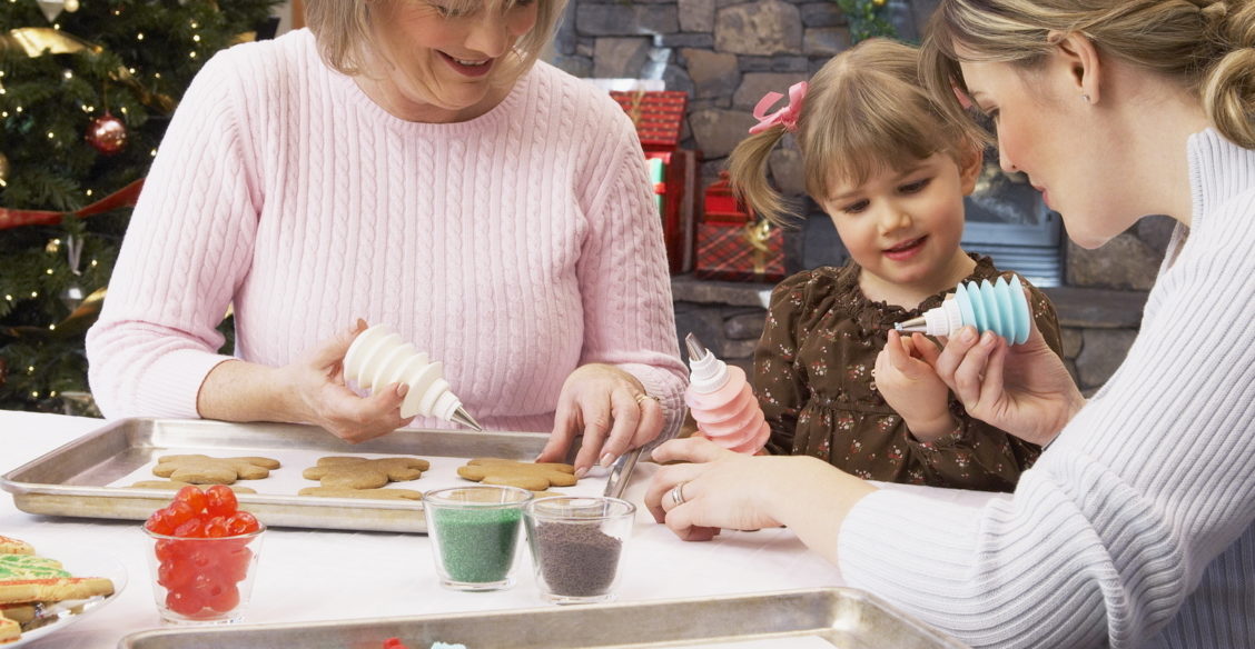 Рождественские традиции: выставки, ангелы, Дед Мороз и пироги с капустой